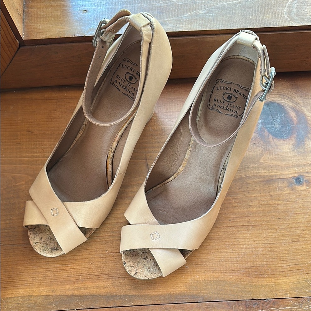 Lucky Brand Tan Sandals with Slingback Strap and Peep-Toe